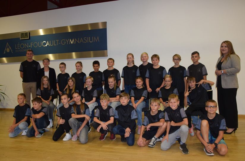 Die Sportklasse 5d mit ihren Lehrern und der Schulleiterin Elisabeth Szeguhn (rechts).