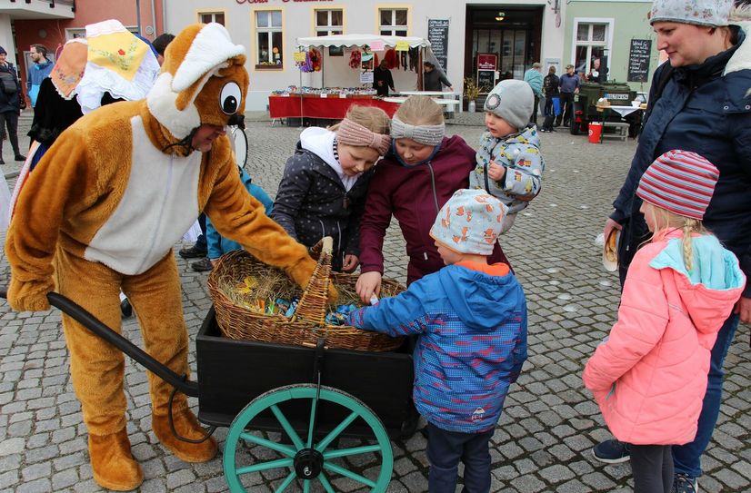 Zum Ostermarkt in Lübbenau gehört natürlich auch der Osterhase.