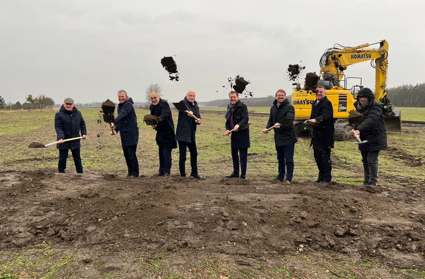 Ein Spatenstich Hoffnung: In Straßgräbchen werden derzeit Millionen bei TDDK verbaut, ein neuer Gewerbepark erschlossen und ein erster Investor begrüßt.
