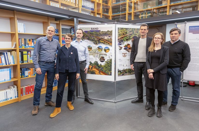 Foto der Jury (v.l.n.r.) Steffen Marx (TU Dresden), Juliane Neumann (Zentrum für Baukultur Sachsen), Marcel Timmroth (BUGA Dresden 2033 gGmbH), Matthias Beckh (TU Dresden), Yvonne Ciupack (TU Dresden) und Sascha Döll (Landeshauptstadt Dresden).