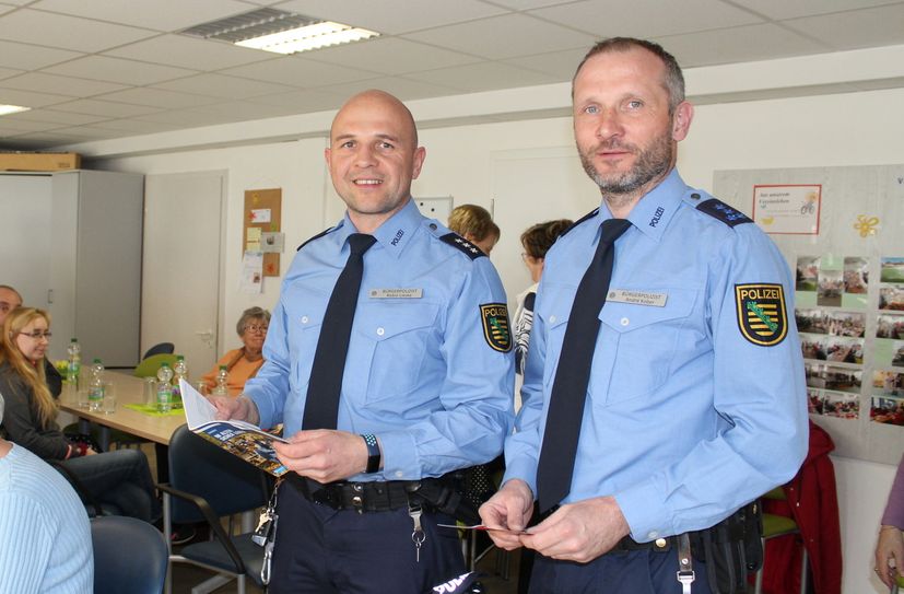 Die Bürgerpolizisten Robin Lieske (l.) und André Kober informierten interessierte Senioren im VDK-Familienzentrum über mögliche Gefahren und gaben wertvolle Tipps, um sich schützen zu können.