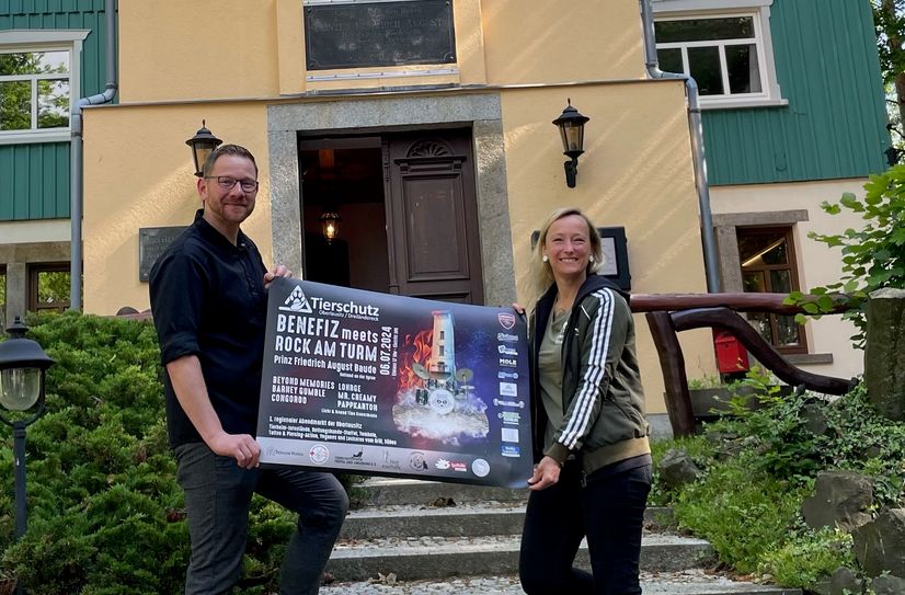 Martin Warmuth, Betreiber der Prinz-Friedrich-August-Baude, und Melli Reiche mit dem Plakat fürs Benefiz meets.  Foto: privat