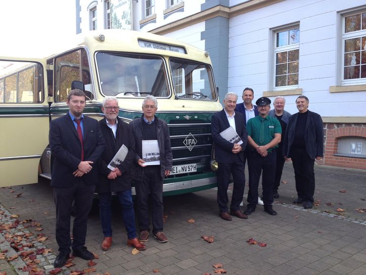 Patrick Mensing, Andree Schittko und Kurt Hähnichen (alle Stadtbahnverein), Jens Dehnert (VGM), Oberbürgermeister Marco Müller, Busfahrer Axel Dannewitz, Udo Merzdorf und Matthias Brade (beide Stadtbahnverein) vor dem historischen H6 Bus.