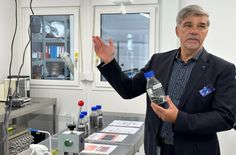 Carsten Baumeister, Altech-Standortleiter, hat mit seinem Team die Silumina Anodes-Pilotanlage im Industriepark Schwarze Pumpe in Betrieb genommen.