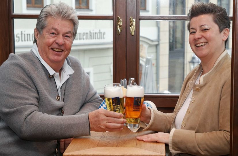 Herbert und Mary Berger mit Blick aus der Loge.