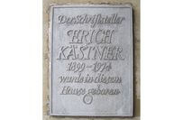 Erinnerungstafel am Geburtshaus Erich Kästners.
