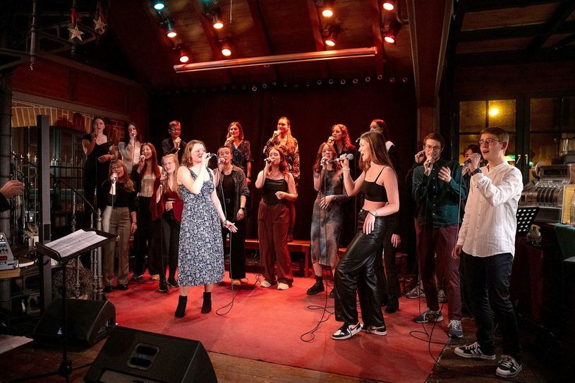 Die Young Voices Brandenburg sind zu Gast in Elbe-Elster. Der Jugendpopchor des Landes Brandenburg versammelt die begabtesten Nachwuchssängerinnen und -sänger des Bundeslandes, um sich stimmlich und musikalisch weiterzuentwickeln. Aktuell kommt ein Drittel der Chormitglieder von der Kreismusik- und Kunstschule Gebrüder Graun.