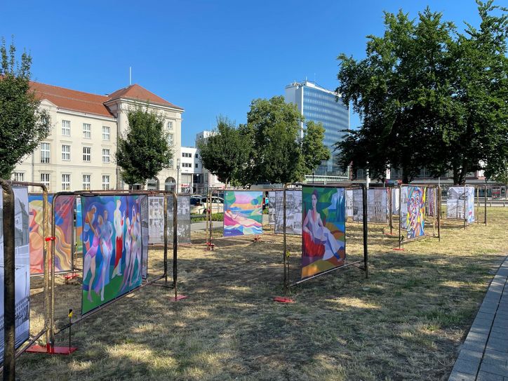Auf der Rasenfläche neben dem Postparkplatz ist eine neue Ausstellung aufgebaut, die eine Rückkehr in die »Goldenen Zwanziger« bietet.