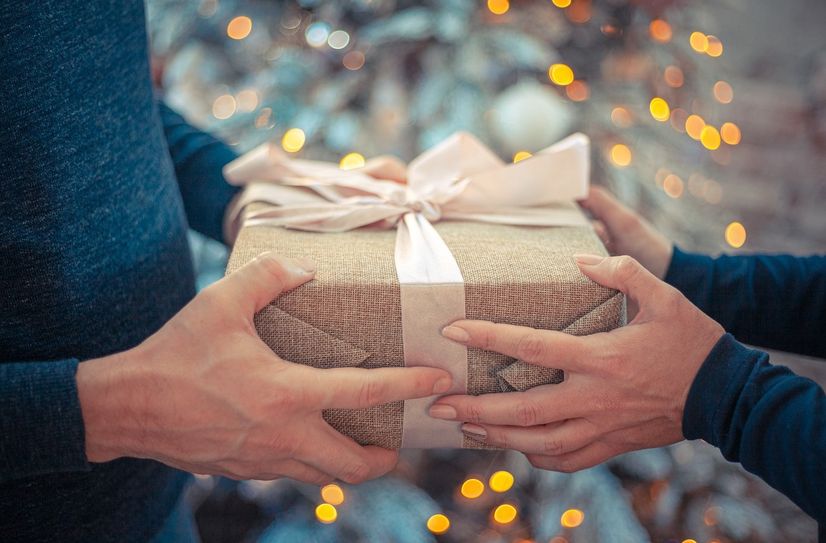Kleine Geschenke sorgen bei den Senioren für ein Lächeln am Weihnachtsabend.