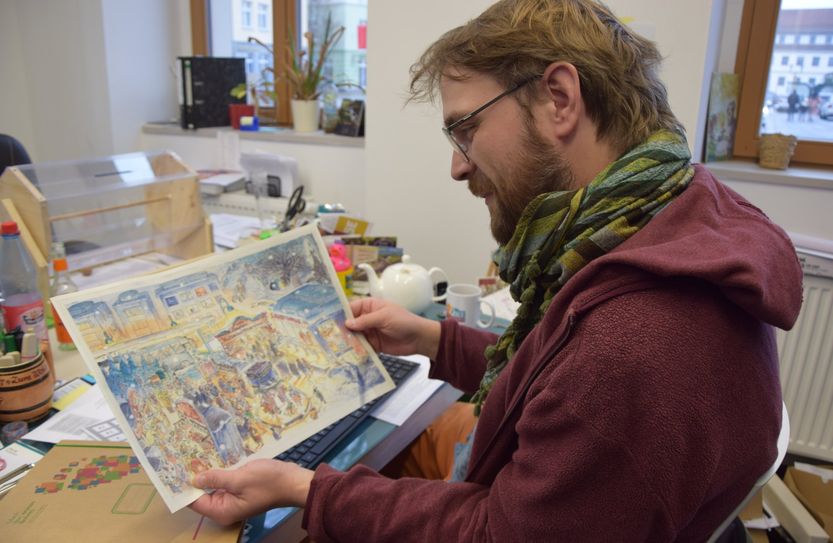 Christian Völker-Kieschnick bereitet den Adventskalender für die Neustadt vor.