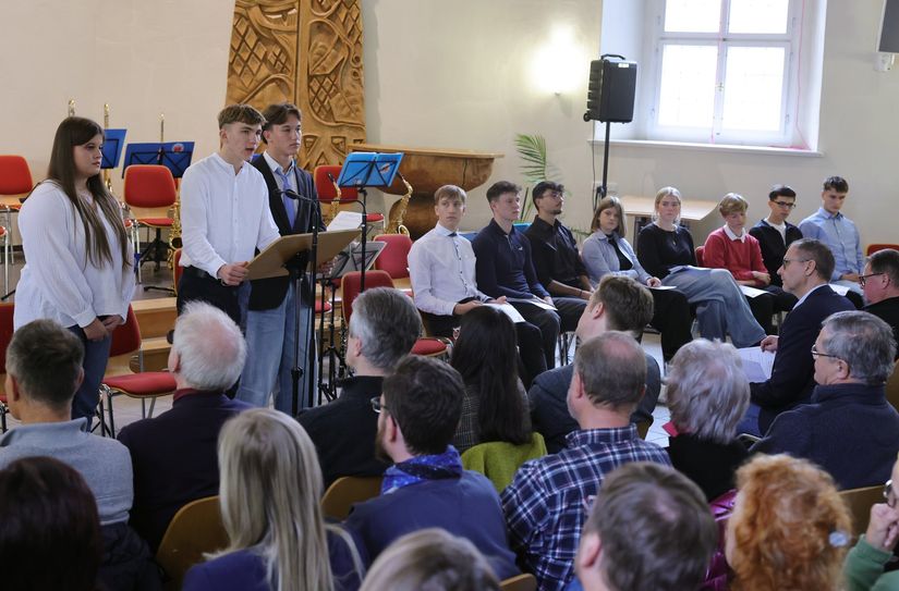 Die Gymnasiasten stellten ihr Buch »#GegenDasVergessen« im Bürgerhaus Wendische Kirche in Senftenberg vor.