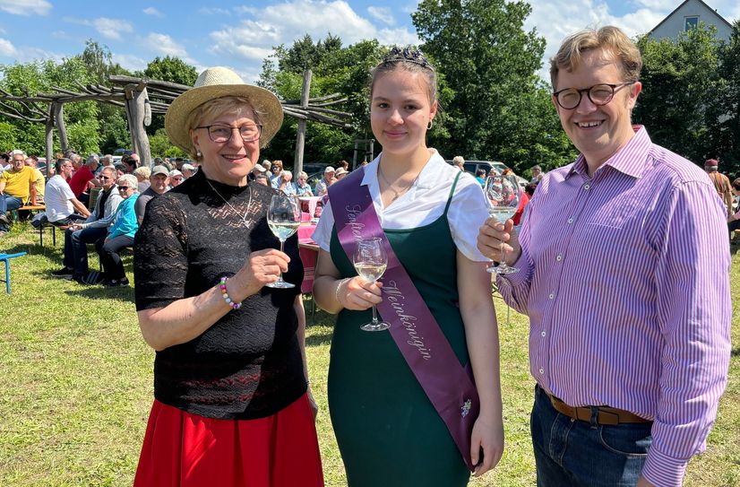 Ein Prosit auf die frisch gekürte Senftenberger Weinkönigin Lisa Herb (Mitte). Auf ihr ehrenvolles Amt stoßen hier Bürgermeister Andreas Pfeiffer (r.) und die Vorsitzende der Senftenberger Weinfreunde, Marianne Körner (l.), mit der Weinkönigin an.