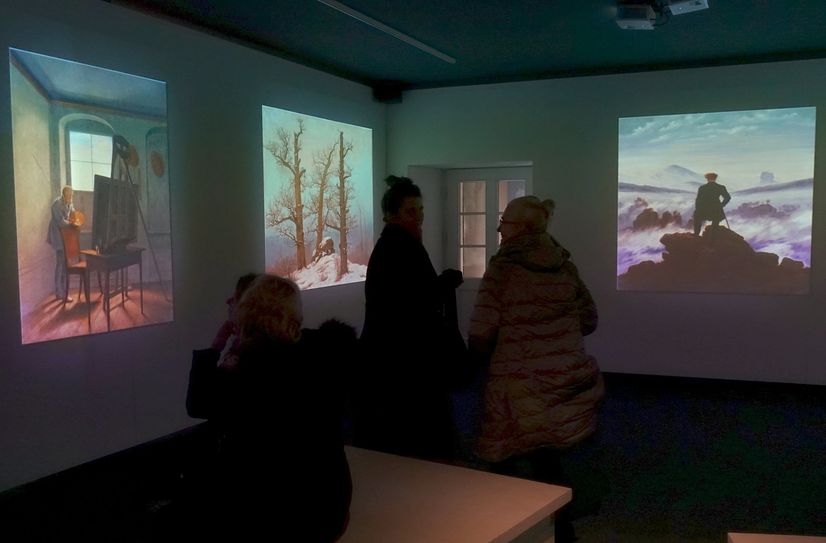 Per Videoprojektionen können sich Besucher auf die Reise durch das Werk von Caspar David Friedrich begeben.