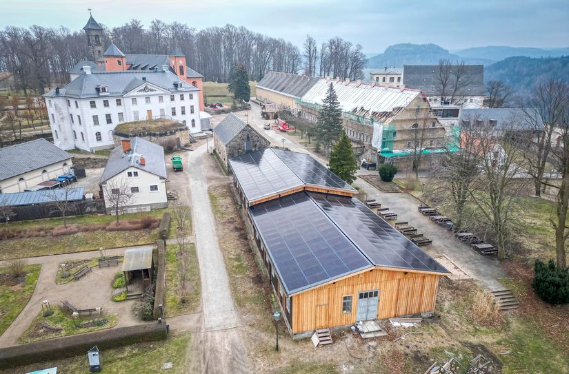 Solaranlage auf der historischen Mannschaftsbaracke.