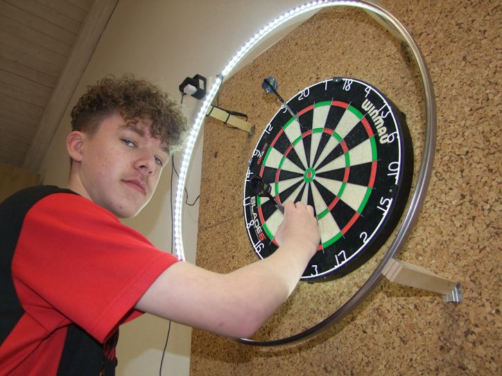Köckritz‘ sportliches Vorbild ist der Niederländer Michael van Gerwen, der bereits mehrfach die Dart-Weltmeisterschaft im Londoner »Ally Pally«- Palast gewann. Einmal dort zu spielen, das ist der große Traum des 15-jährigen Kamenzers.