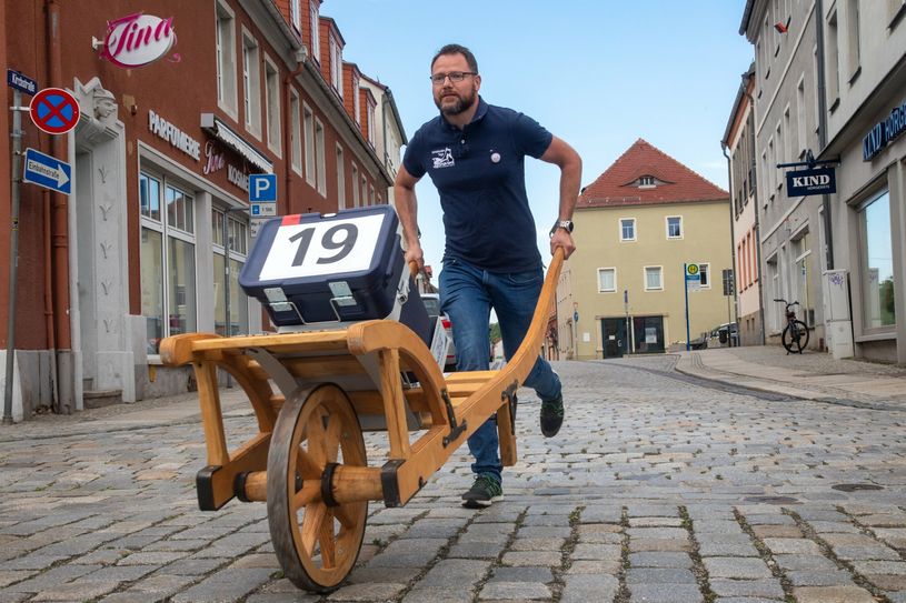 Der dreifache Weltmeister im Schiebock-Rennen, Daniel Friebe, übt schon fleißig für die Schiebocker Tage.