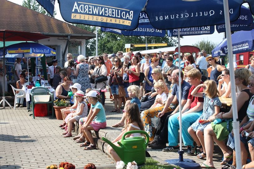 Buntes Treiben am Sandower Dreieck. Foto: Cottbusverkehr GmbH