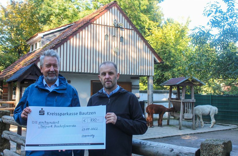 Eine Spende von 100 Euro konnte Prof. Gerald Svarovsky dem Tierpark Bischofswerda übergeben.