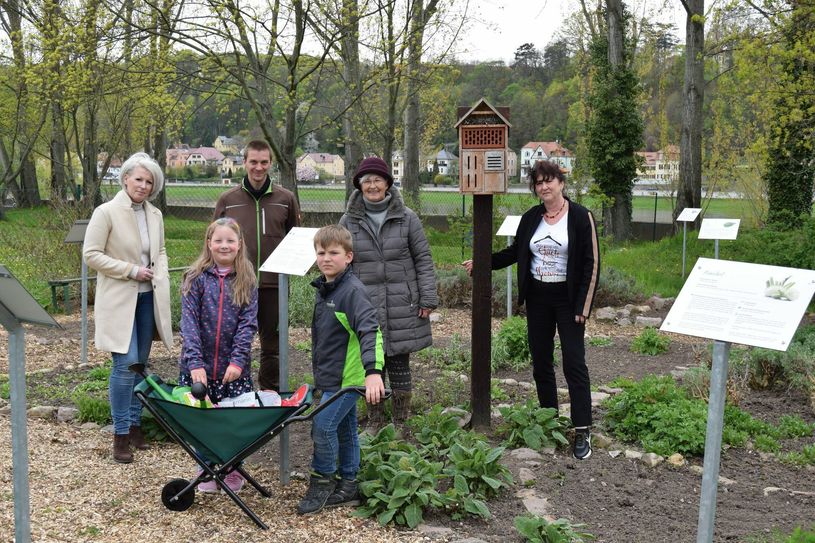 Für eine erfolgreiche Gartenarbeit:  Bereichsleiterin Kerstin Baumert vom WochenKurier (r.),  übergibt an Hanna und Sebastian die neuen Gartenutensilien für den Kräutergarten.  Fachanleiter für die Gärtnerei Gottfried Wünsche, Karin Sauke, Projektleiterin Faszination Natur und  SoPro Geschäftsführerin Christine Hauke (l.) freuen sich auf blühende Wiesen. Foto: Arndt