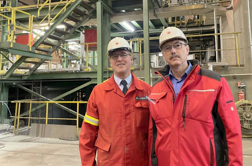 Dr. Jens Overrath, Vorsitzender der Geschäftsleitung der Schmiedewerke Gröditz GmbH (li.), und Bernd Kresinsky, Leiter der Großschmiede im Gröditzer Werk am Standort für die neue ESU Anlage, die im nächsten Dezember - nach umfangreichen Vorarbeiten - montiert wird.