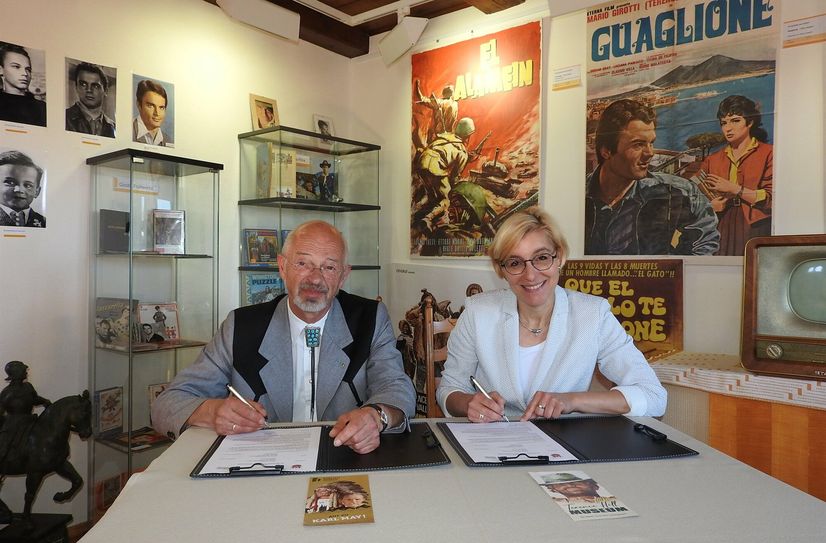 Dr. Volkmar Kunze, Geschäftsführer des Karl-May-Museums (li.), und Dr. Anita Maaß, Bürgermeisterin von Lommatzsch (re.), bei der Unterzeichnung der Patenschaftsvereinbarung.