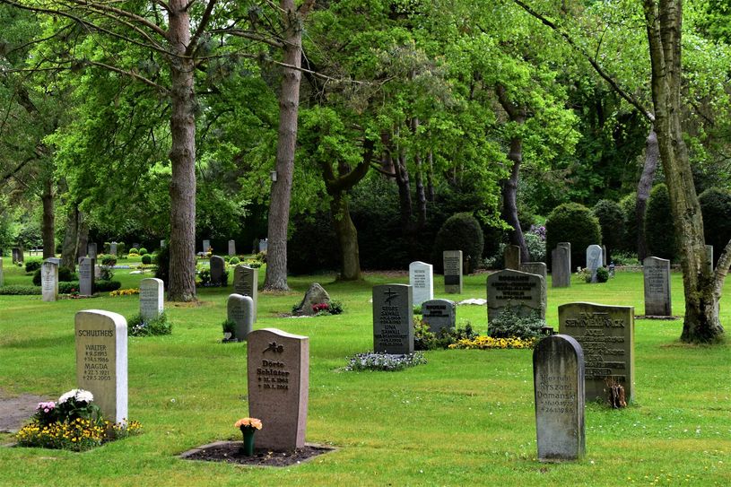 Mit Bezug auf die aktuelle Friedhofssatzung wird gebeten die privaten Bänke bis zum 31. Dezember 2022 vom Friedhof zu entfernen.