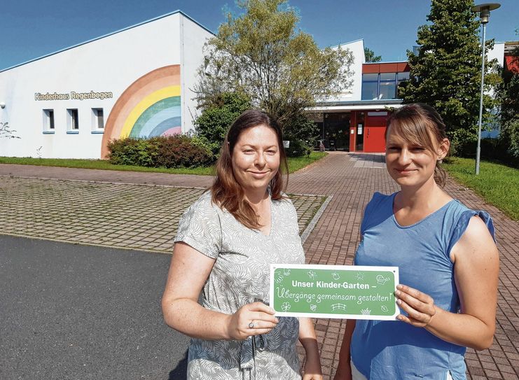 Stolz präsentieren die Leiterinnen des Kinderhauses Regenbogen, Sabrina Kusatz (r.) und Theresa Schleinitz das Schild für den 7. Sächsischen Kinder-Garten-Wettbewerb.