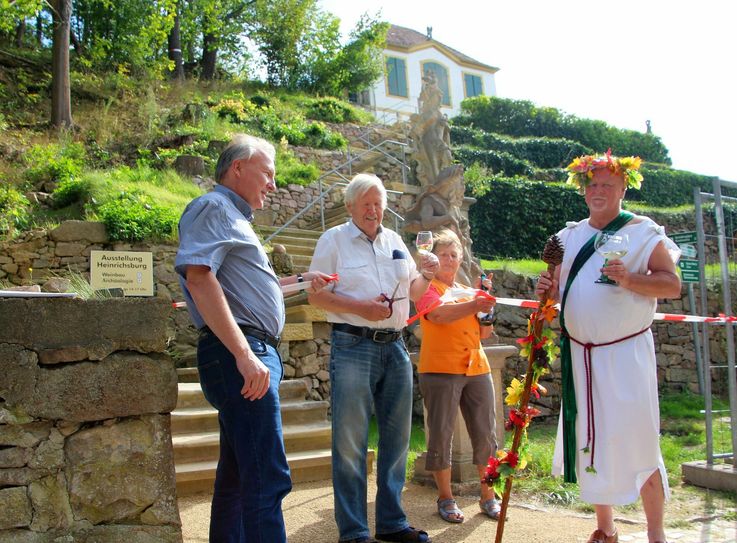 Der Aufstieg zur Heinrichsburg in Diesbar-Seußlitz ist wieder frei. Die Absperrung entfernte Siegfried Kammerer (M.) im Beisein von Bürgermeister Gerd Barthold (l.) und Weingott Bacchus. Foto: Farrar
