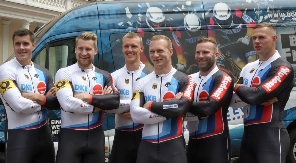 Das Team von Bob Friedrich (v.l.) alle vom BSC Sachsen Oberbärenburg: Ersatzanschieber Jannis Bäcker,  Anschieber Martin Grothkopp , Anschieber Thorsten Margis , Pilot  Francesco Friedrich, Ersatzanschieber Florian Kunze   und Anschieber Candy Bauer  vor dem Team Transporter Fotos: D. Förster
