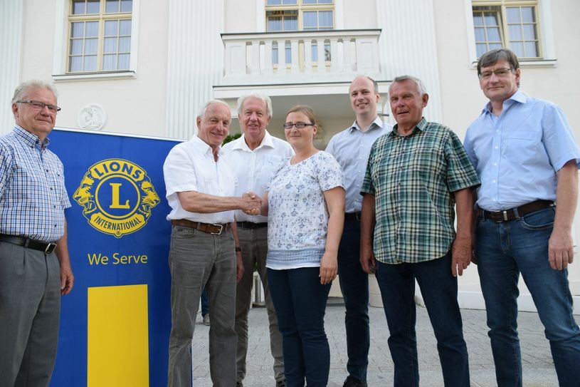 Lions Club Senftenberg hat eine Spende an das Kunstgussmuseum Lauchhammer übergeben. Hier unter anderem mit Ulrich Fey, Präsident Lions Club (2.v.l.) und Antje Schneider, Museumspädagogin Kunstgussmuseum Lauchhammer (4.v.l.). Foto: Lions Club SFB