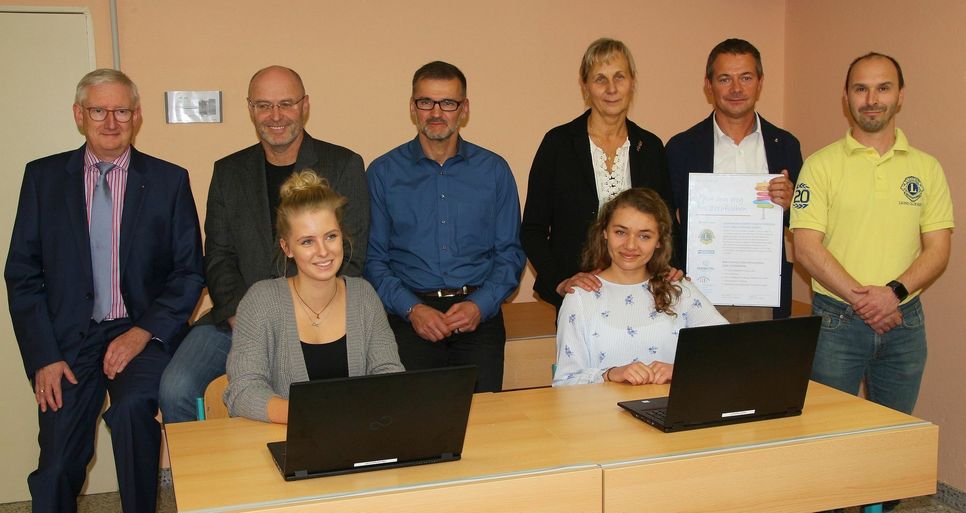 Durch die Unterstützung vieler Riesaer Unternehmer konnten für das neue Unterrichtsfach WIB Laptops im Wert von 12 000 Euro angeschafft und ein praxisnaher Unterricht etabliert werden. Foto: Farrar