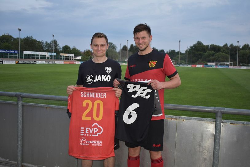 VfL-Kapitän Sebastian Scholz (li.) und Lok-Kapitän Torsten Schneider nach der Trainingseinheit. Foto: C. Friedrich