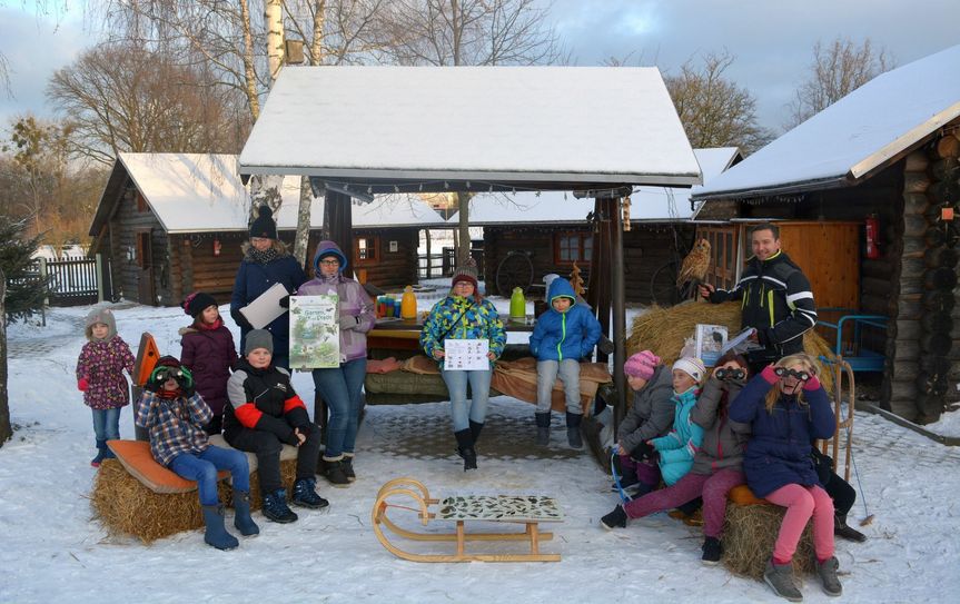 Im Bild von links nach rechts: Michelle Mickel, Phillip Engel, Katharina Weyer, Dustin Myland, Lydia Krußig, Carola Wachsmann, Vivien Schubert, Christian Weyer, Luise Becker, Polina Khrushch, Josie Michelle Böhme, Maggie Spittler, Bernd Latta – Stellvertretender Leiter auf der Kinder- und Jugendfarm. Foto: PR