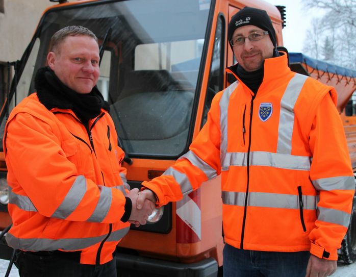 Bauhofleiter Sven Ganze (links) wünscht seinem Nachfolger René Wilhelm viel Erfolg und hat ihm für eine reibungslose Amtsübernahme bereits seine Unterstützung zugesichert. Foto: Stadtverwaltung