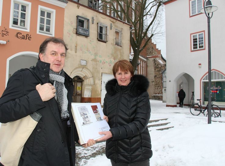 Carsten und Gisa Bartsch aus Guteborn wollen das Wohn- und Geschäftshaus Markt 15 in Senftenberg (zwischen den beiden im Hintergrund) denkmalgerecht sanieren. Ihre Idee: Gewerbe im Erdgeschoss mit darüberliegenden Gästewohnungen. Foto: sts