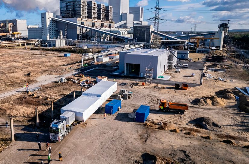 Der Klärschlammtrockner wird rückwaerts in die neue Halle transportiert.