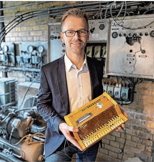 Leif Scharroba mit seinem Anfang der 90er selbst gebauten Keyboard. Foto: Tudyka.PR