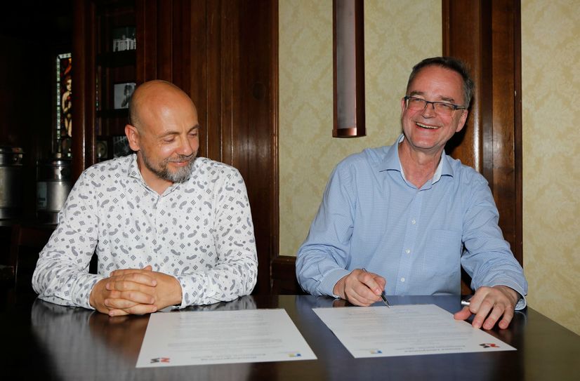 Thomasz Styrkowski (links) und Edgar Wippel in der Landskron-Brauerei bei der Unterzeichnung des Kooperationsvertrages.