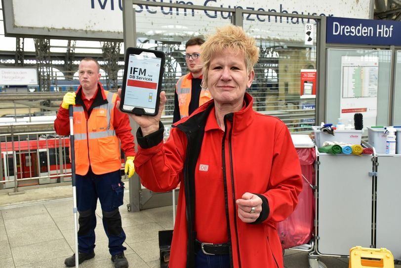 Vorarbeiterin Elisabeth Schüssler zeigt die App, die die Mitarbeiter nutzen, um die Kundeninformationen zu erhalten.