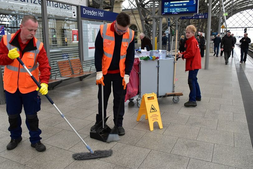 Die Mitarbeiter des DB Services reinigen den Bahnhof und erhalten auch die entsprechenden Whats-App-NAchrichten der Kunden weitergeleitet, um dann innerhalb von vier Stunden die reklamierte Schmutzstelle zu säubern: v.l.: Steffen Rüffer, Azubi Alexander Bock und Vorarbeiterin Elisabeth Schüssler. Fotos: Claudia Trache