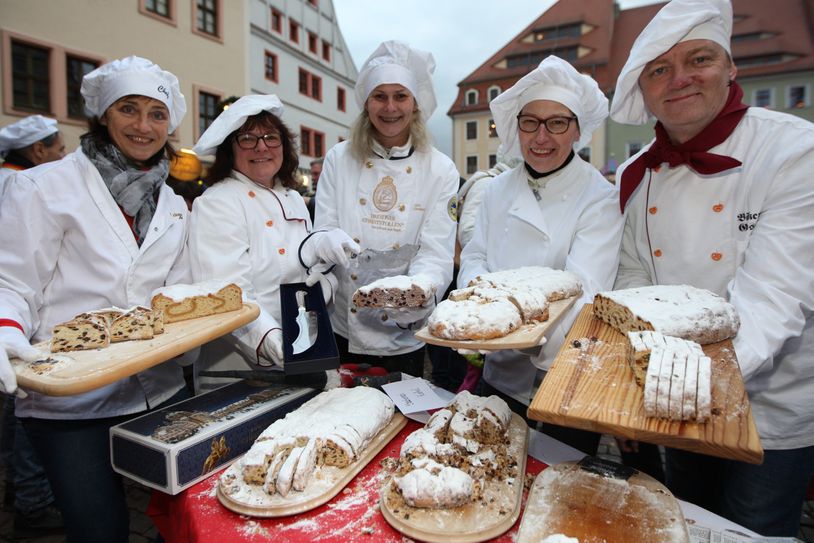Präsentierten ihre sehr guten und guten Striezel (v.l.) auf dem Canalettomarkt Pirna - die Handwerker aus dem ehemaligen Weißeritzkreis (Dippoldiswalde und Freital): Bäckermeisterin Bärbel Leiteritz von der Feinbäckerei Leiteritz Dippoldiswalde (Inhaberin: Bärbel Leiteritz), Katrin Grosche, Ehefrau von Bäckermeister Wolfgang Grosche aus Dippoldiswalde, Konditorin und Chocolatier Grit Großmann, und Inhaberin von Aus Liebe zum Genuss - Bäckerei Hiekel in Kreischa und Pirna, Marlies Kunze von Feinbäckerei Kunze Freital und Bäckermeister Wolfgang Grosche, Bäckerei Grosche Dippoldiswalde. Fotos (3): Daniel Förster