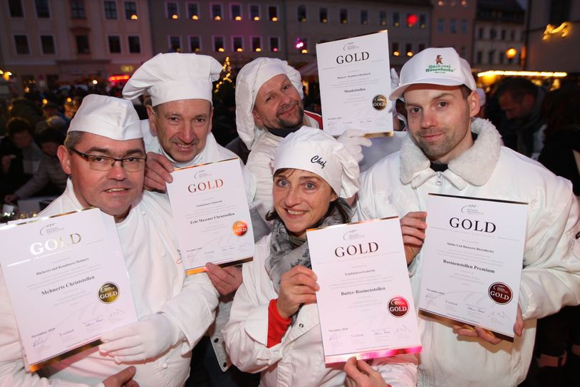 Lieferten drei Jahre hintereinander alle Stollen mit Goldstatus (v.l.) und wurden besonders geehrt: Bäckermeister Thomas Mehnert von der Bäckerei & Konditorei Mehnert Dürrröhrsdorf (Inhaber: Thomas Mehnert), Bäckermeister Klaus Schietzold von der Bäckerei & Konditorei Schietzold Maxen, Bäckermeister Falk Burkhardt von der Bäckerei - Konditorei Burkhardt Pirna Rottwerndorf, Inhaber: Falk Burkhardt, Bäckermeisterin Bärbel Leiteritz von der Feinbäckerei Leiteritz Dippoldiswalde (Inhaberin: Bärbel Leiteritz) und Bäckermeister Heiko Schiwek aus Pirna-Sonnenstein von der Bäckerei Bärenhecke im Müglitztal.