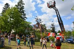 Eine Seifenblasenkünstlerin begeisterte die Kinder zum Sommerfest. Das Geschehen auf dem Gelände konnten sich Mutige auch auf der Drehleiter der Feuerwehr anschauen.