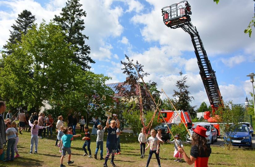 Eine Seifenblasenkünstlerin begeisterte die Kinder zum Sommerfest. Das Geschehen auf dem Gelände konnten sich Mutige auch auf der Drehleiter der Feuerwehr anschauen.