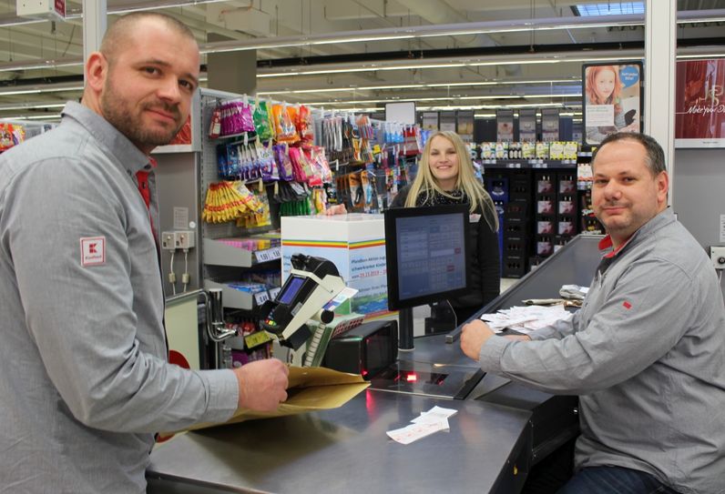 Jens Kittan (rechts) und Sebastian Mietsch, beide Warenbereichsleiter im Kaufland Weißwasser und Marion Eckhardt, Hausleiterin im Kaufland Weißwasser, beim Scannen der Pfandbons. Foto: Tony Keil