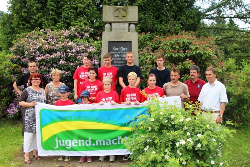 Zur gemeinnützigen 48-Stunden-Aktion im Landkreis Bautzen bringt sich die Steinaer Jugendfeuerwehr mit der Pflege des Kriegerdenkmals ein. Damit die Wehr weiter wachsen kann, wird Feuerwehrnachwuchs benötigt.