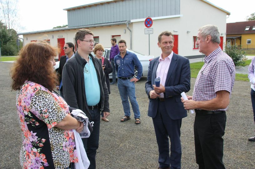 Oberbürgermeister Holger Kelch (2.v.r.) im Gespräch mit dem Kahrener Ortsbeirat. Foto: Jan Gloßmann