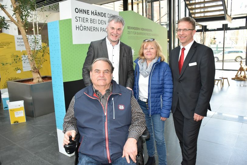 Die Ausstellung im Hintergrund und davor im Rollstuhl Arnd Roloff, Vorsitzender des Vereins, dahinter der Oberbürgermeister Uwe Rumberg, in der Mitte die ehrenamtliche Behindertenbeauftragte der Stadt Freital Carola Stejskal und rechts Sven Prielipp, Filialdirektor der Sparkassenfiliale Potschappel. Foto: Trache