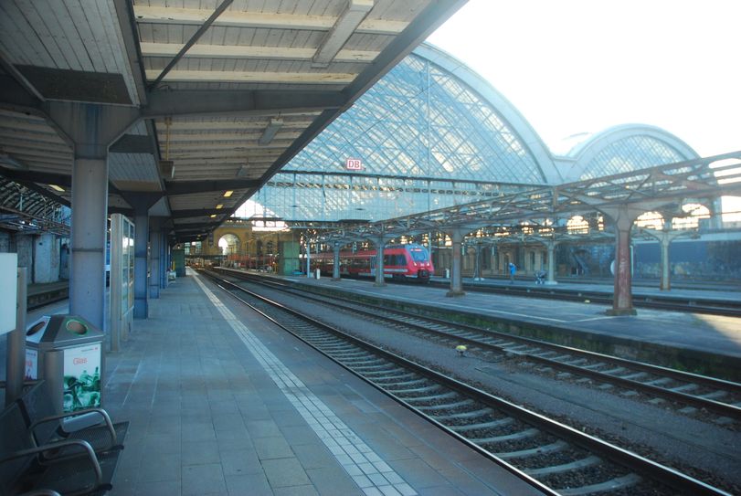 Die Außenbahnsteige (hier im Bild links) werden zurückgebaut.            Fotos: Schiller