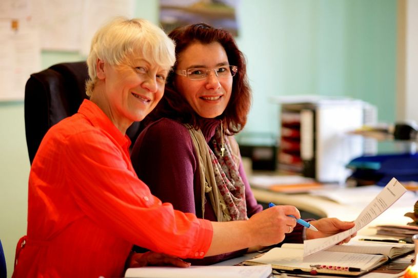 Diplom-Pädagogin Ursula Geithner (links) und Selbsthilfeberaterin Jacqueline Bramborg sind seit vielen Jahren Ansprechpartner für viele Selbsthilfegruppen im Landkreis Bautzen. Foto: Daniela Schleich